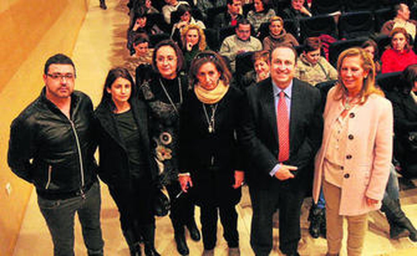 Representantes de la asociación Acodah y Fernando Alberca, ayer antes de la charla.