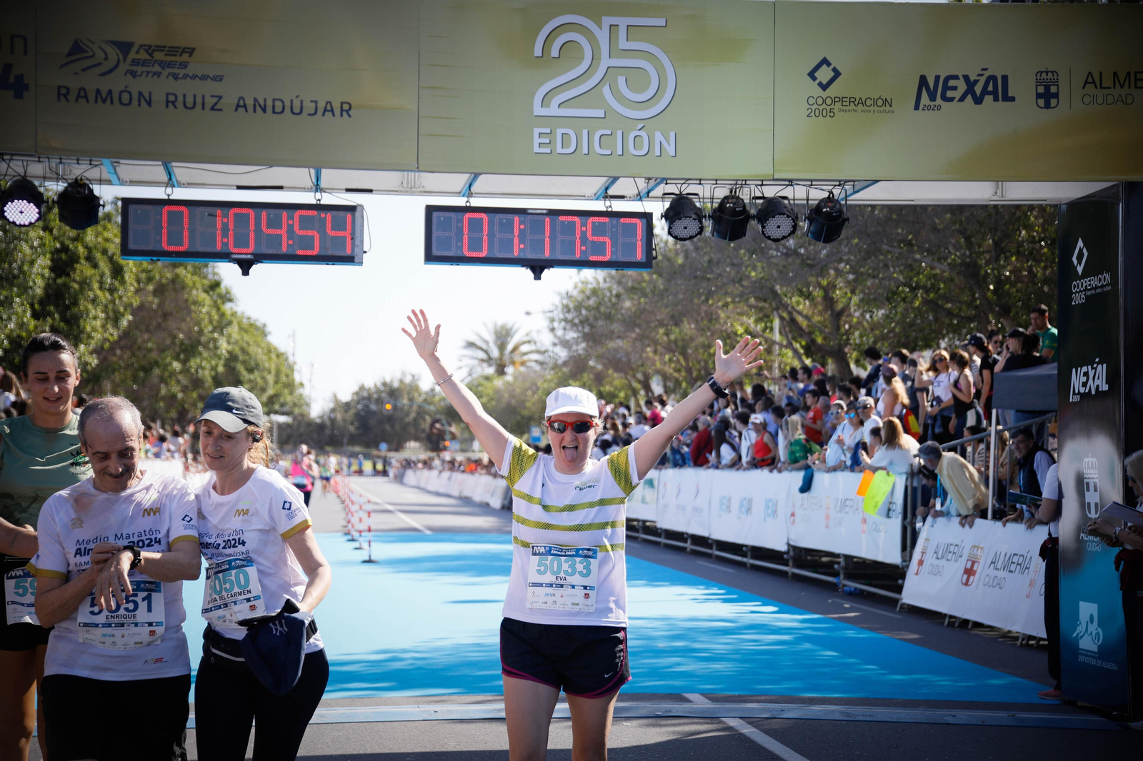 Imágenes de la llegada de la Media maratón Ciudad de Almería