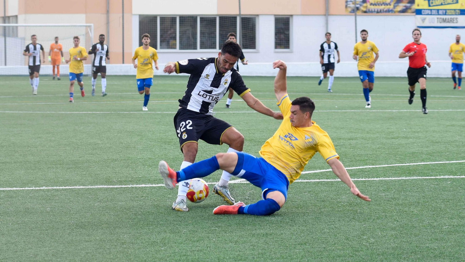 Partido entre el Tomares y la Real Balompédica Linense