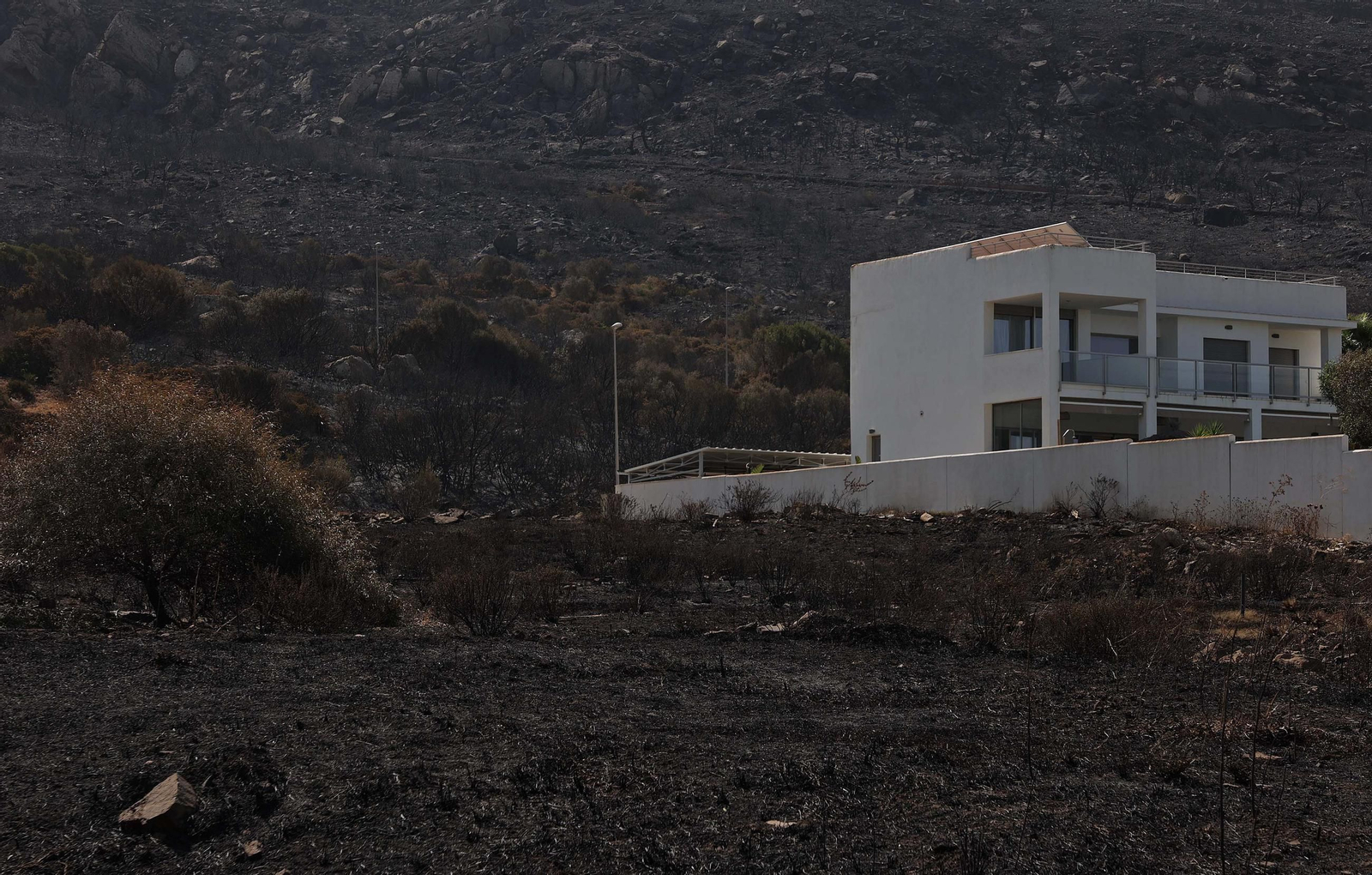 Así han quedado Atlanterra y Zahara de los Atunes tras el incendio forestal en la Sierra de la Plata de Tarifa