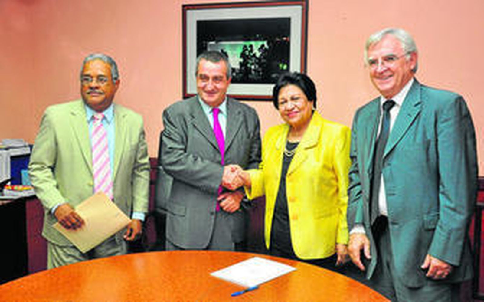 Alfredo Ruiz, presidente de Iberocons, saluda a la ministra dominicana de Educación, Ligia Amada Melo de Cardona.