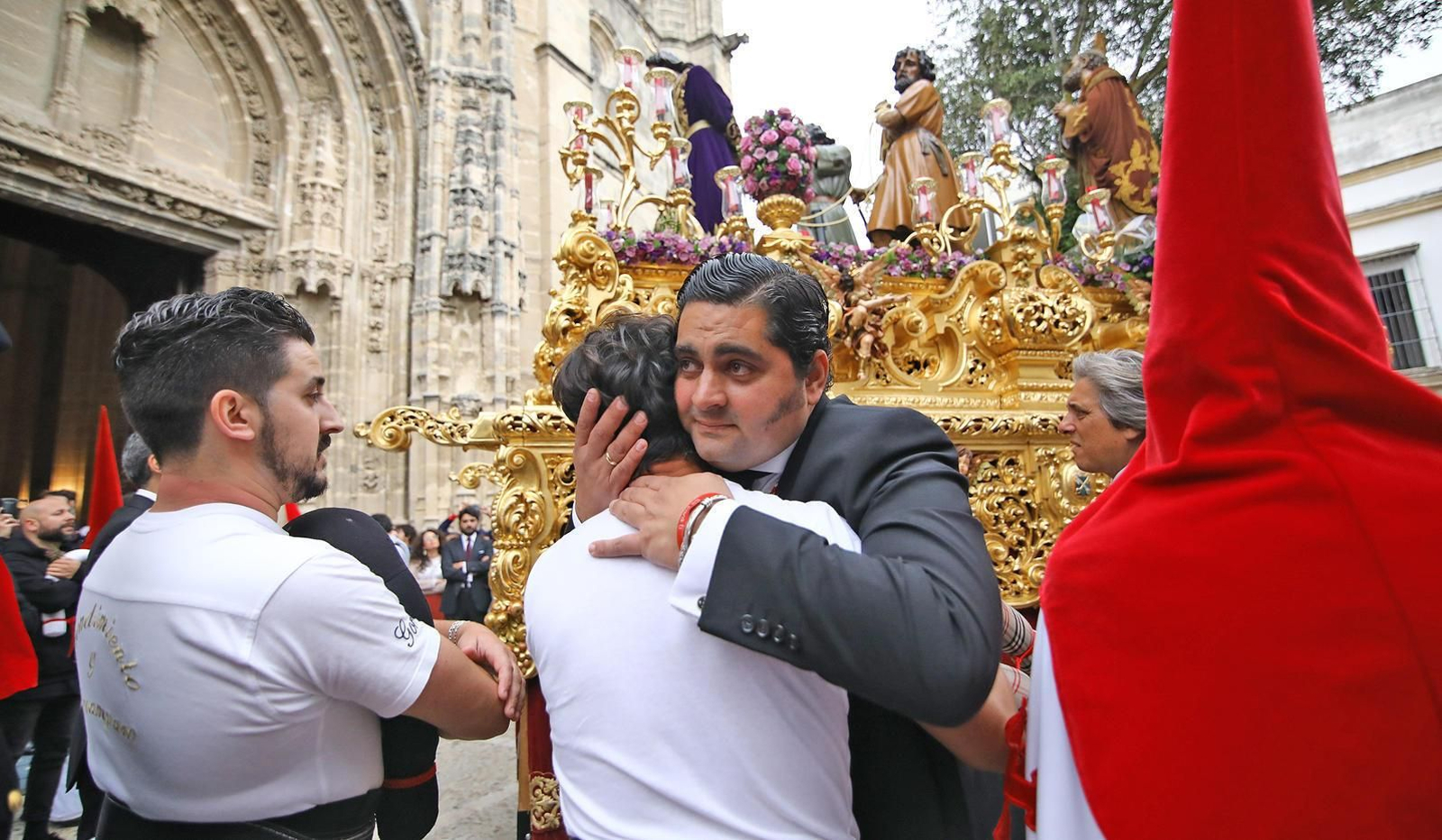 Juan Montero abraza a un costalero del paso del Señor del Prendimiento.