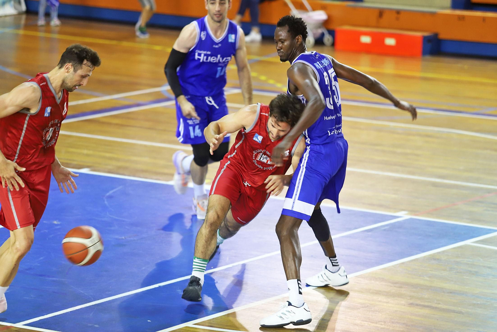 Imágenes del partido de baloncesto entre el Ciudad de Huelva y el Colegio El Pinar.