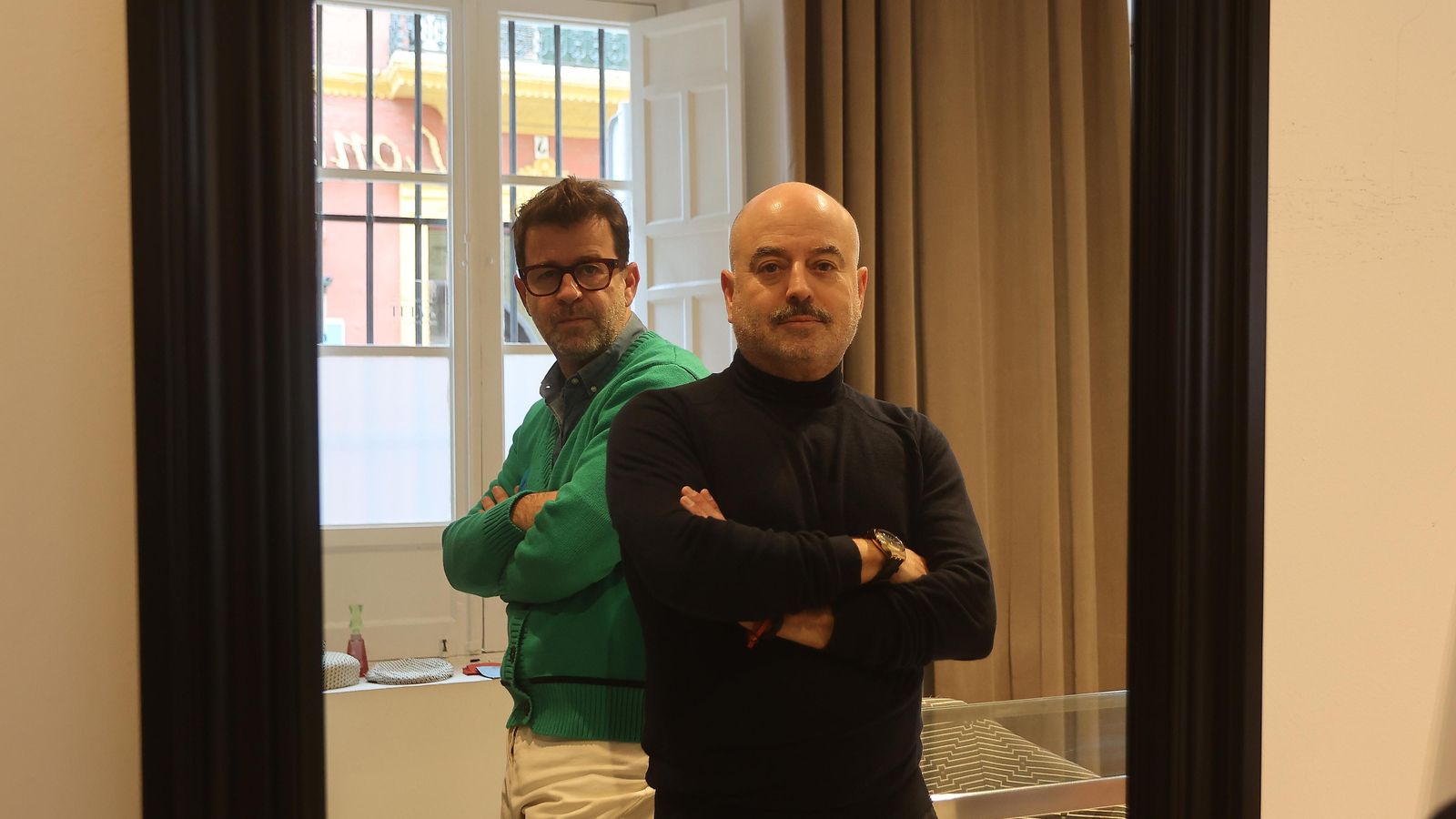 Los diseñadores Antonio y Fernando García en su atelier de Sevilla.