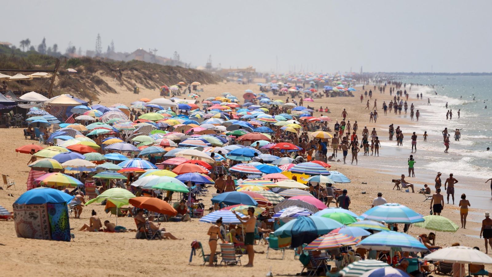 Playas onubenses, llenas en verano de 2025.