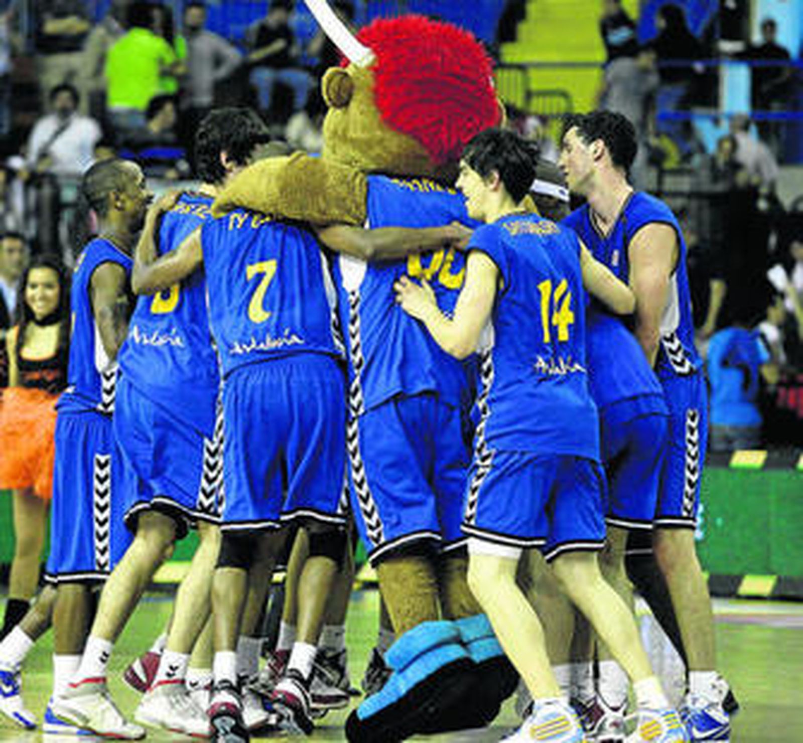 La plantilla cajista y la mascota celebran el triunfo ante el Fuenlabrada.