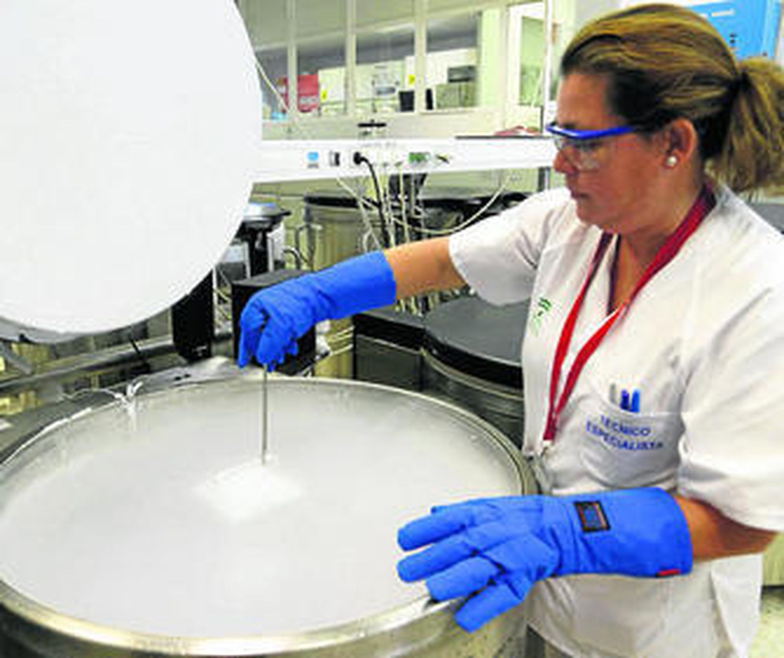 Catalina Mayorga trabaja en unos de los tanques donde se guarda el esperma a -196º.