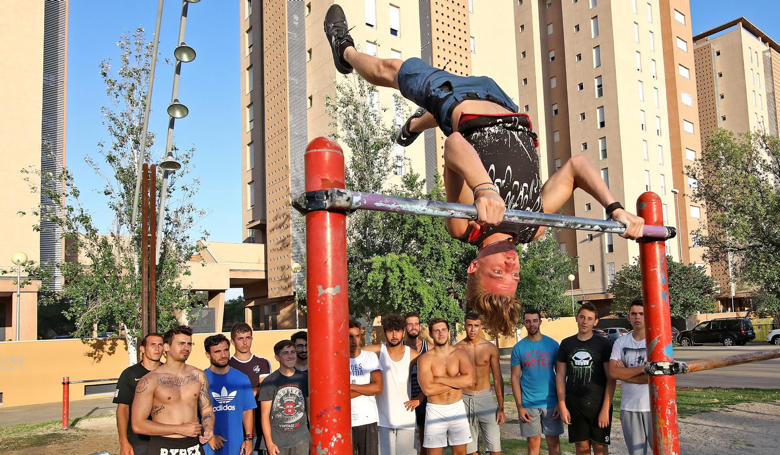 Jóvenes practicando Calistenia  en Jerez