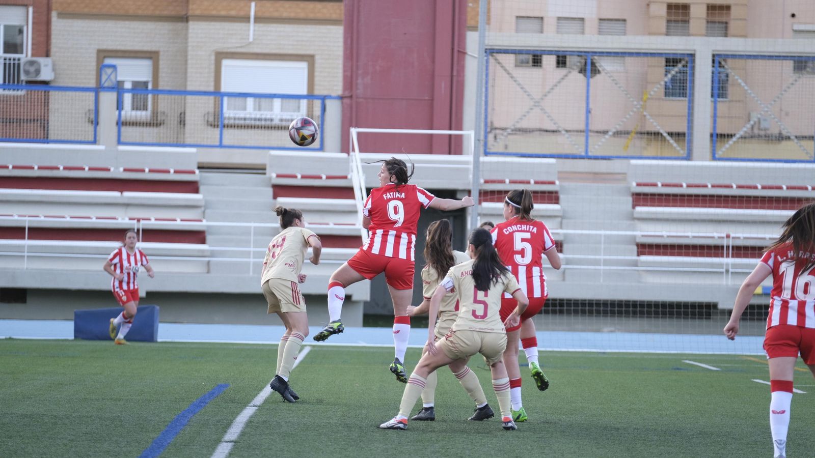 Fátima intenta rematar de cabeza un balón en un partido de este curso.
