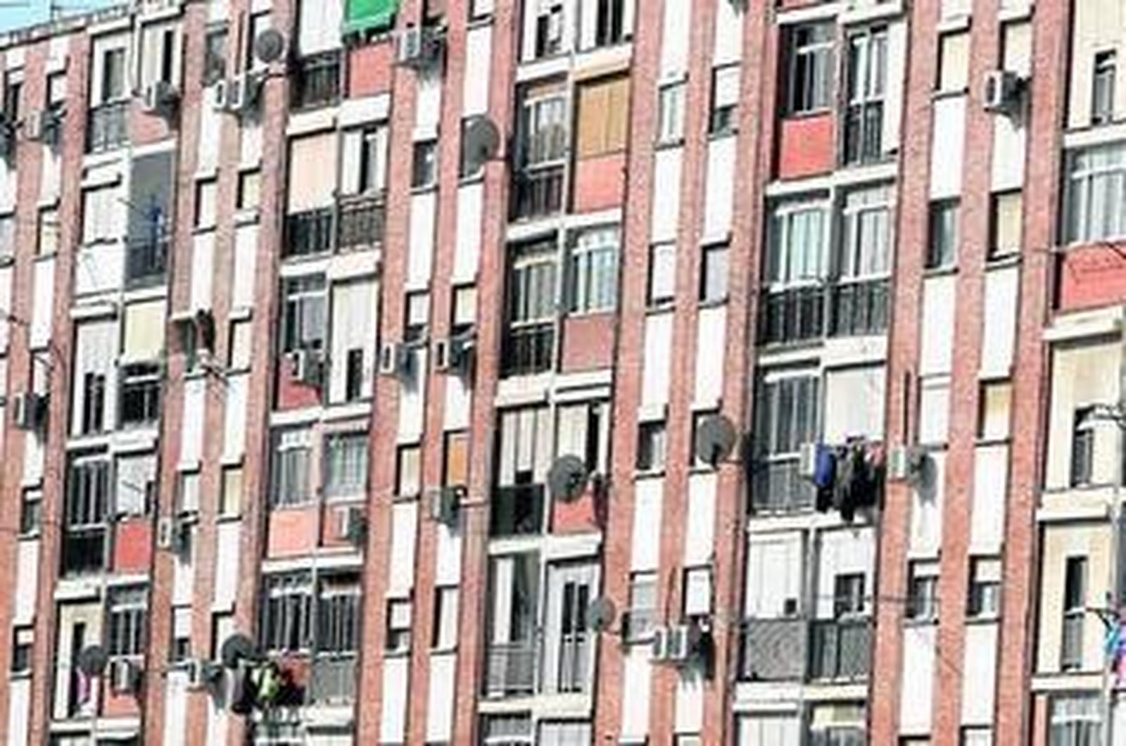 Un bloque de viviendas en un barrio a las afueras de la ciudad.