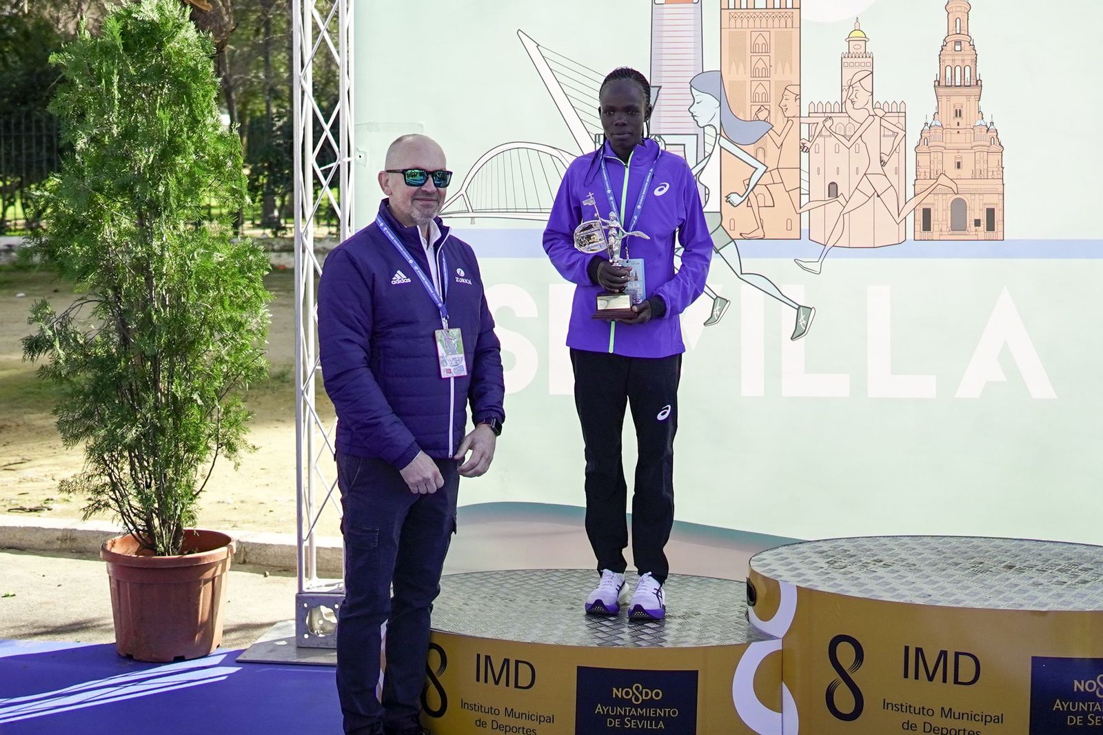 Así ha sido la entrega de premios del Zúrich Maraton de Sevilla 2026