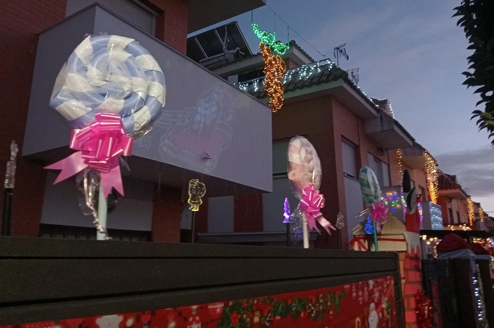 Imágenes de la calle del Grinch de Corrales, Huelva