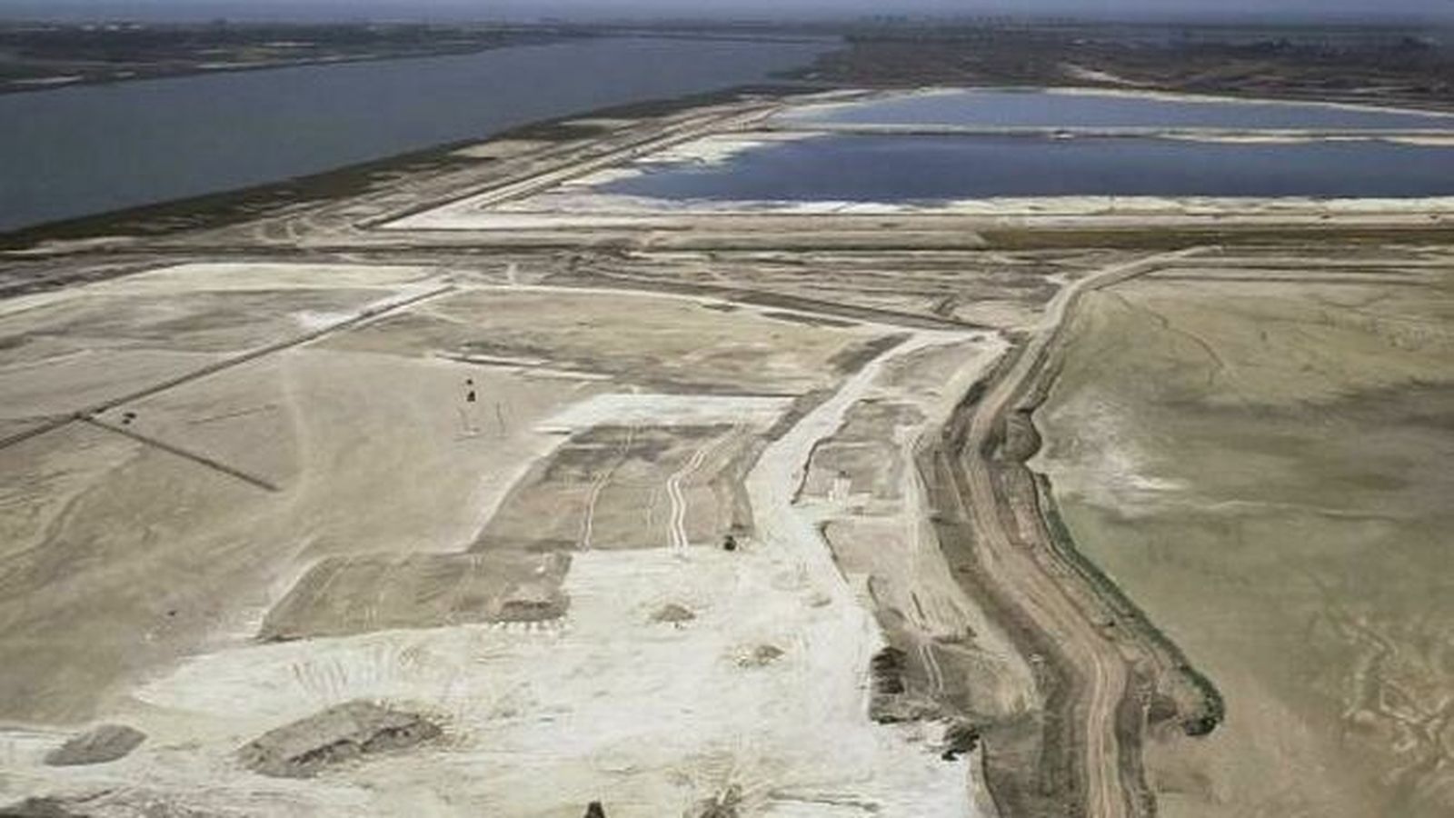 Vista aérea de las balsas de fosfoyesos en la capital onubense.