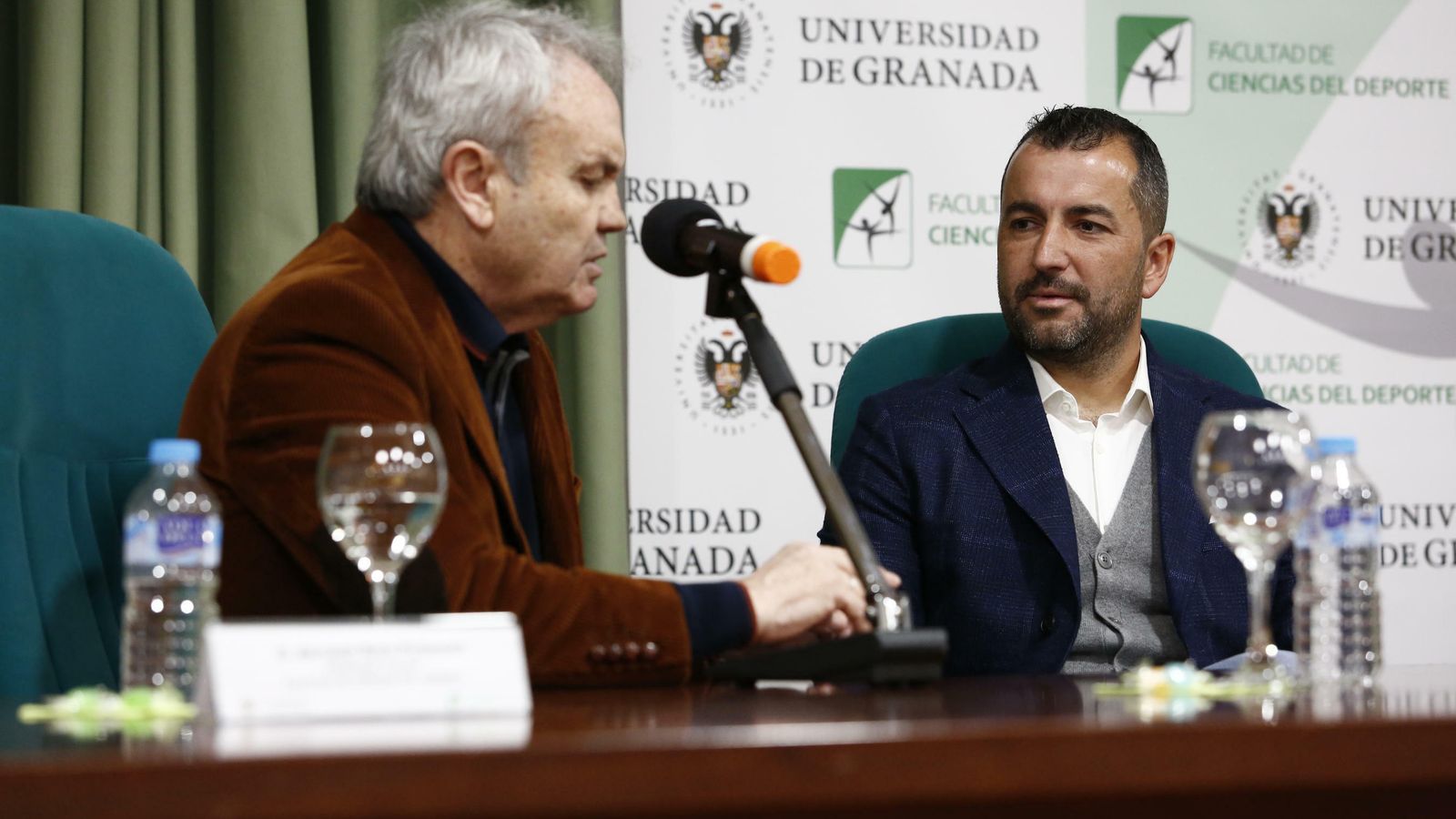 Diego Martínez escucha al catedrático de fútbol, Antonio Raya.