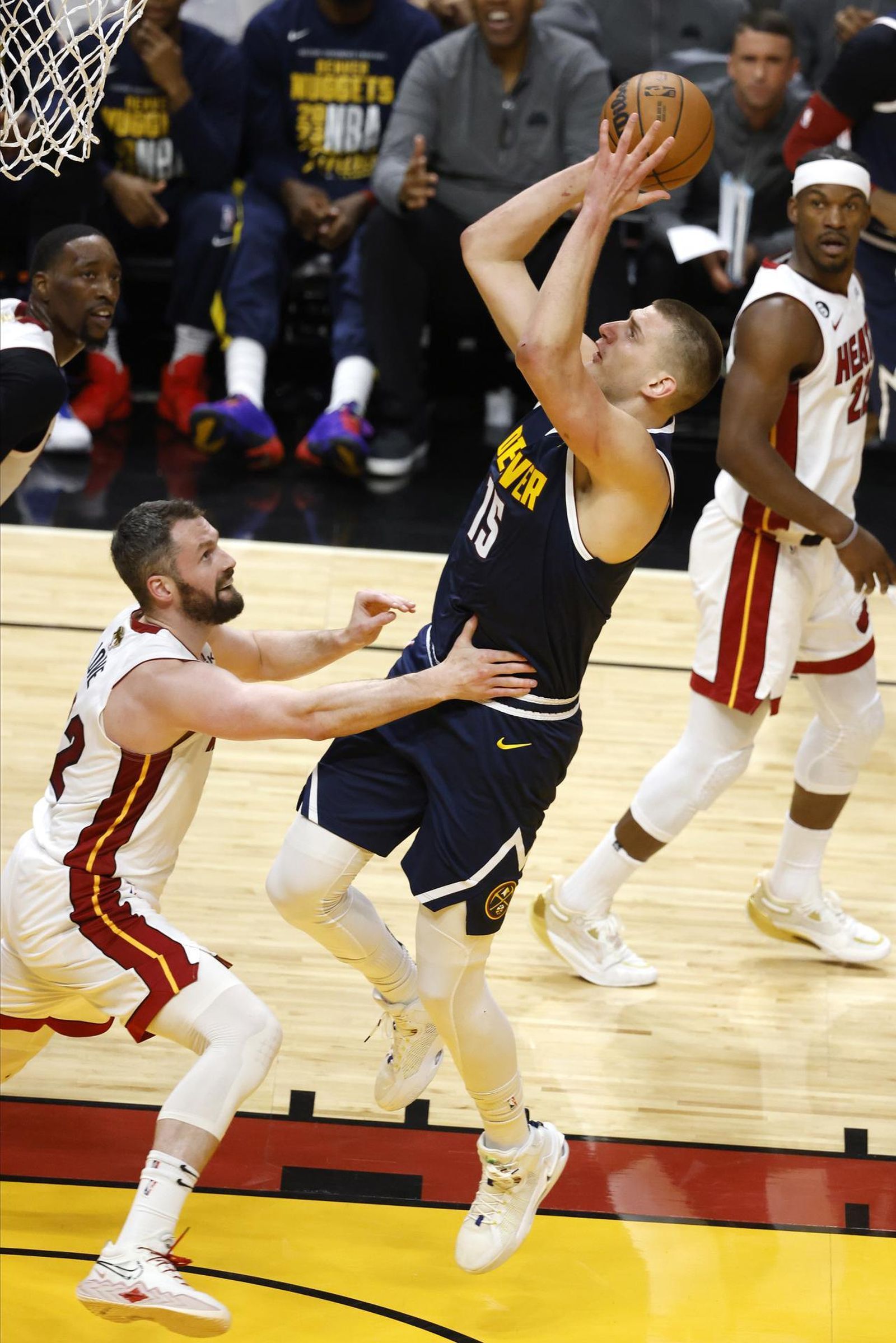 Jokic lanza a canasta cerca del aro.