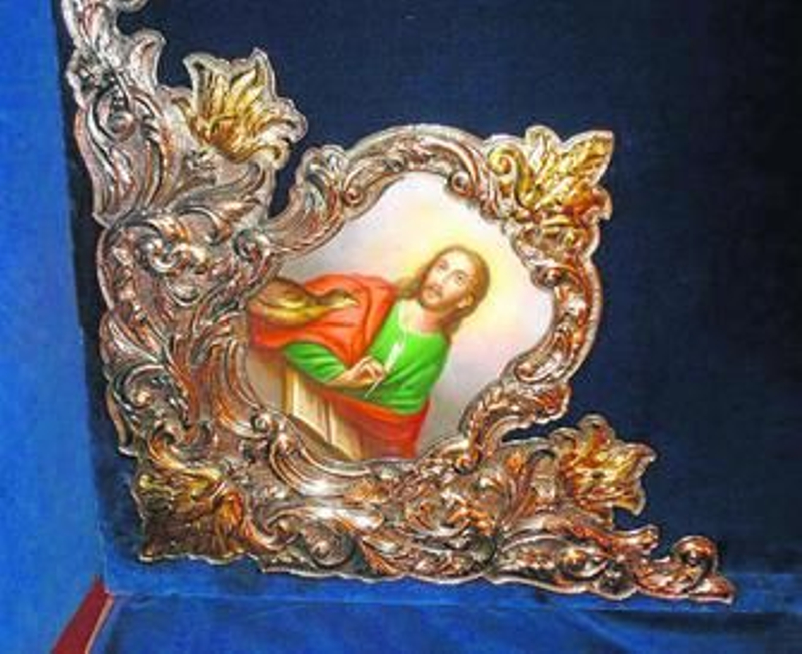 Medallón correspondiente a San Juan Evangelista en una de las esquinas del palio.