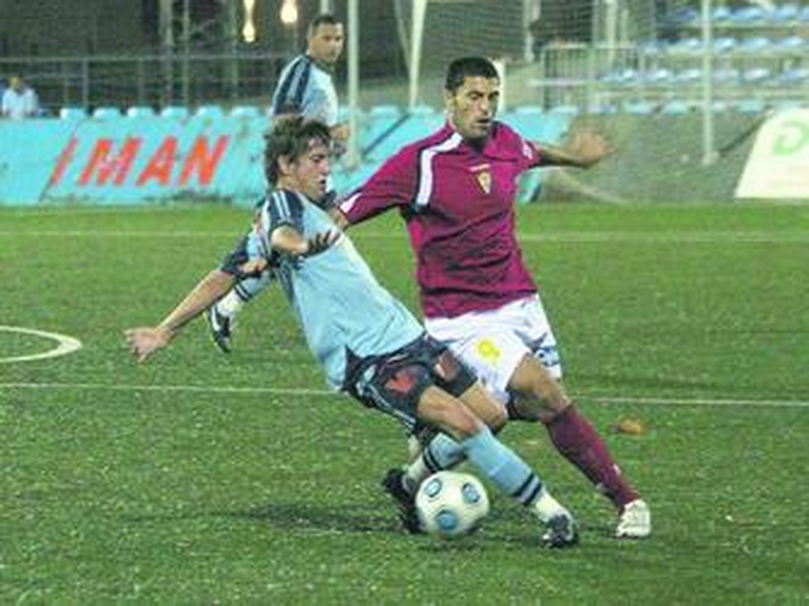 Diego Tristán trata de robar el balón a un jugador del Lucena.