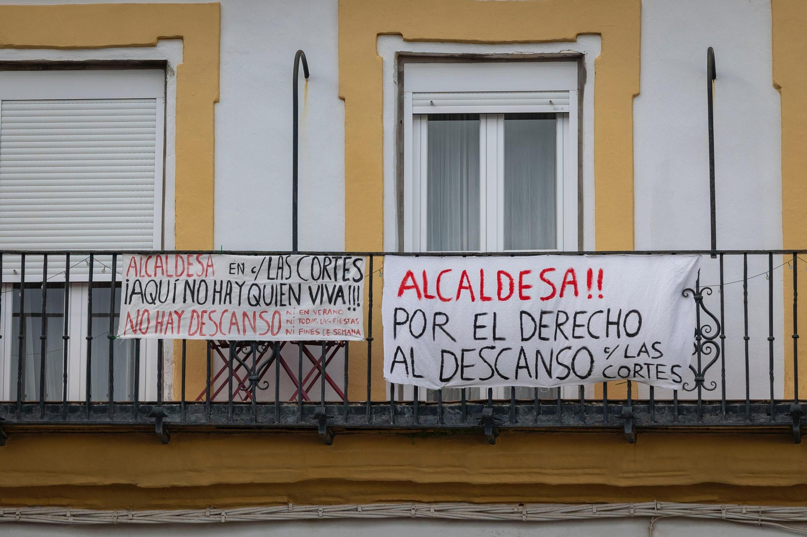 Carteles colocados por los vecinos de la calle Las Cortes en San Fernando