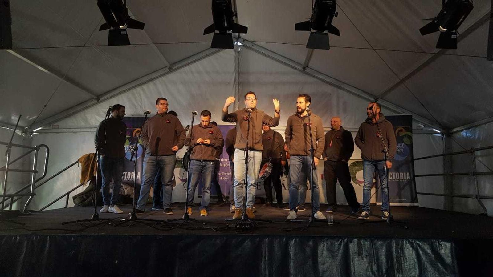 Miembros de la murga ‘Deja que te aconserje’, en el escenario.