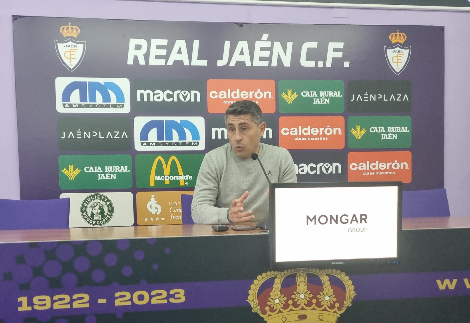 Roberto Peragón, en la rueda de prensa previa al choque ante la escuadra torreña. Roberto Peragón, en la rueda de prensa previa al choque ante la escuadra torreña.