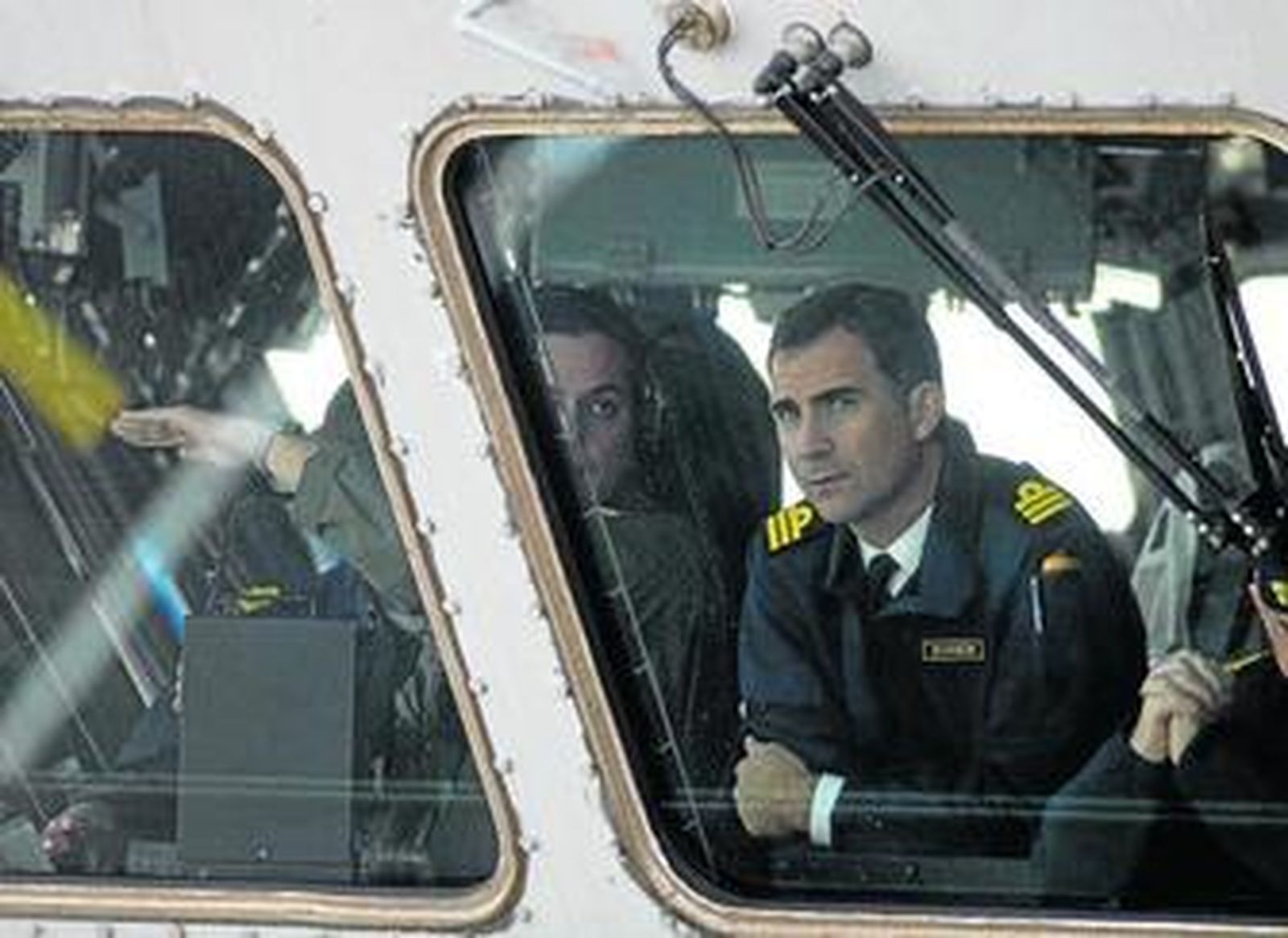 Don Felipe, comprobando las maniobras de las aeronaves desde el buque que lleva el nombre de su padre.