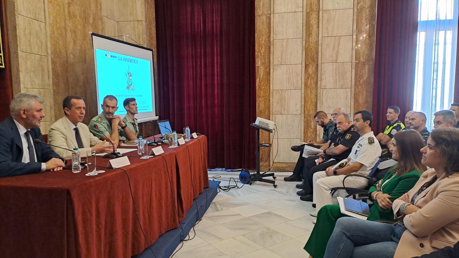 Un momento de la reunión de La Desértica mantenida en la sede de la Subdelegación.