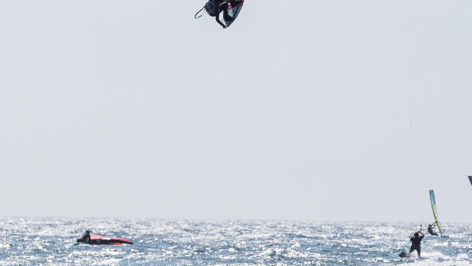 Impresionante salto de Osaia para hacer una maniobra deportiva.