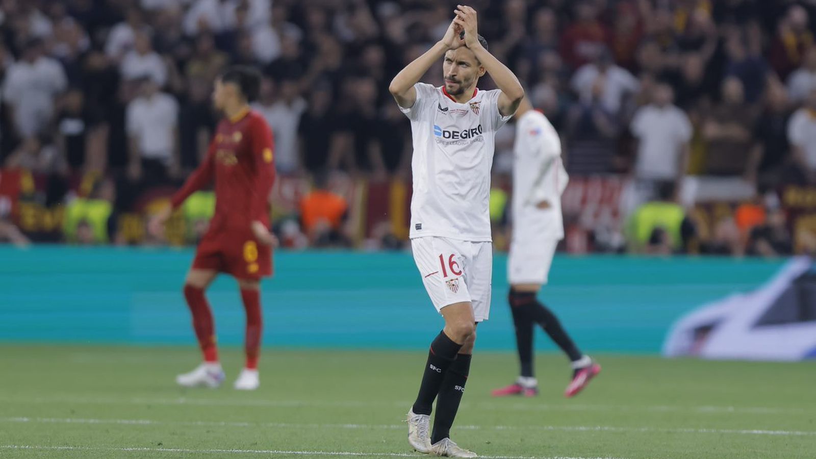 Jesús Navas se retira del campo aplaudido por sus aficionados.