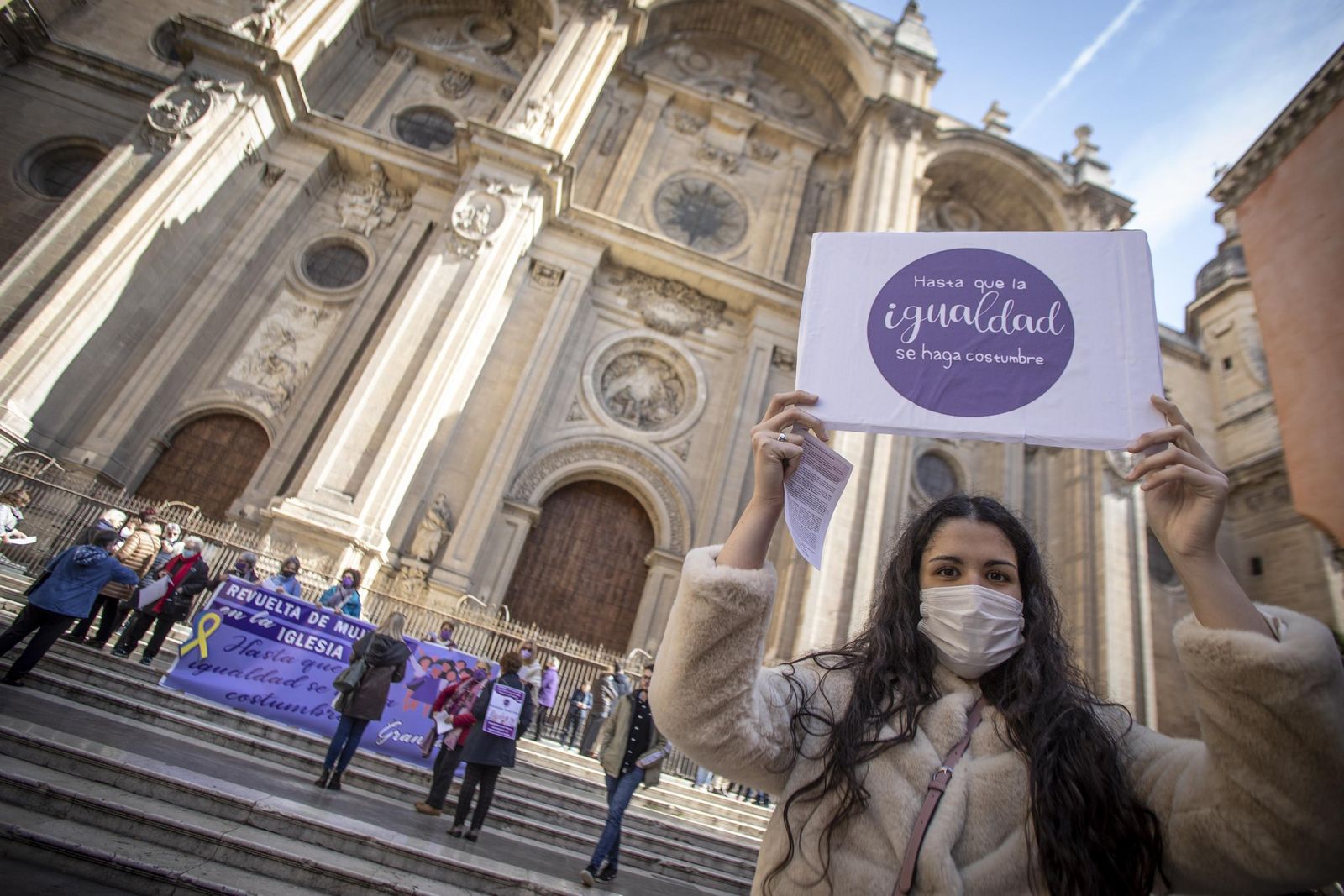 El colectivo de revuelta de mujeres en la Iglesia de Granada en una concentración en la plaza de las Pasiegas