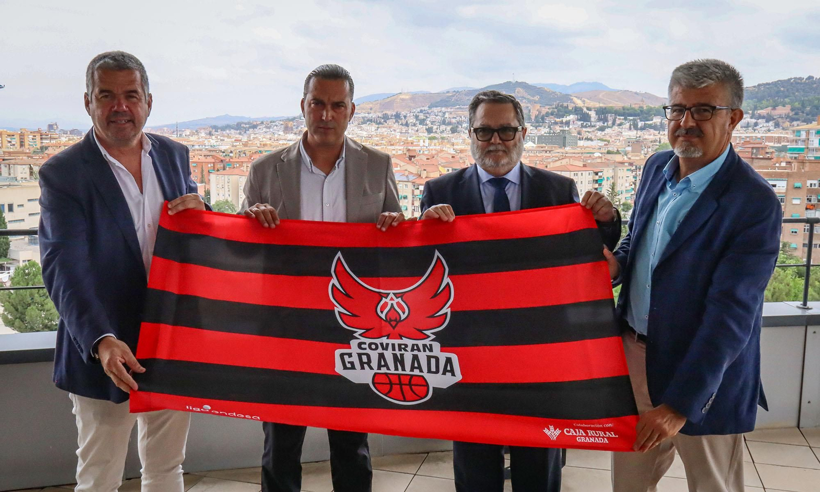 Los protagonistas tras la firma del acuerdo