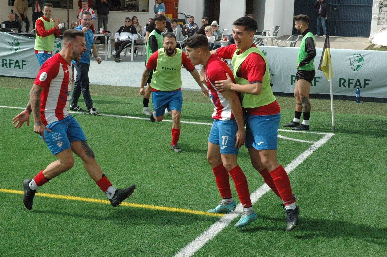 Los jugadores del Poli Almería celebran uno de sus goles anotados en el Municipal Salva Sevilla.