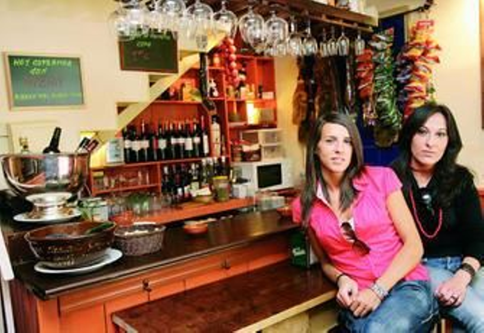 Yolanda y María, encargadas de regentar el bar, posan en el establecimiento.