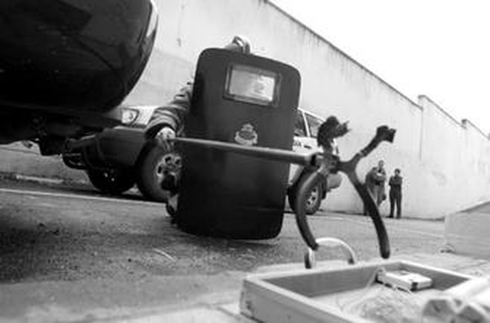 Un tedax de la Guardia Civil desactiva  una bomba con una pértiga durante un simulacro / FOTO: ERASMO FENOY