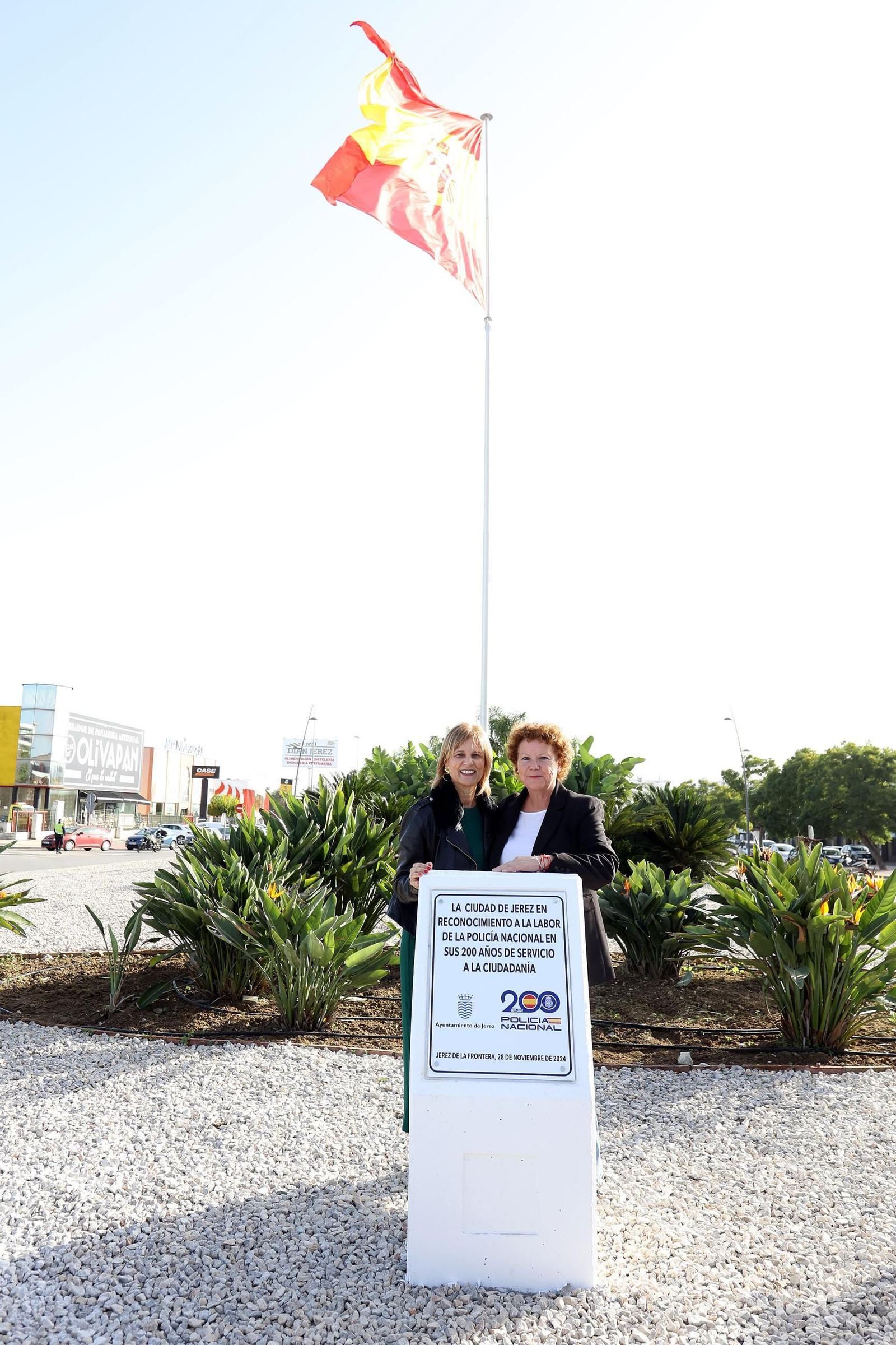 Imágenes de la inauguración de la rotonda de la Policía Nacional en Jerez