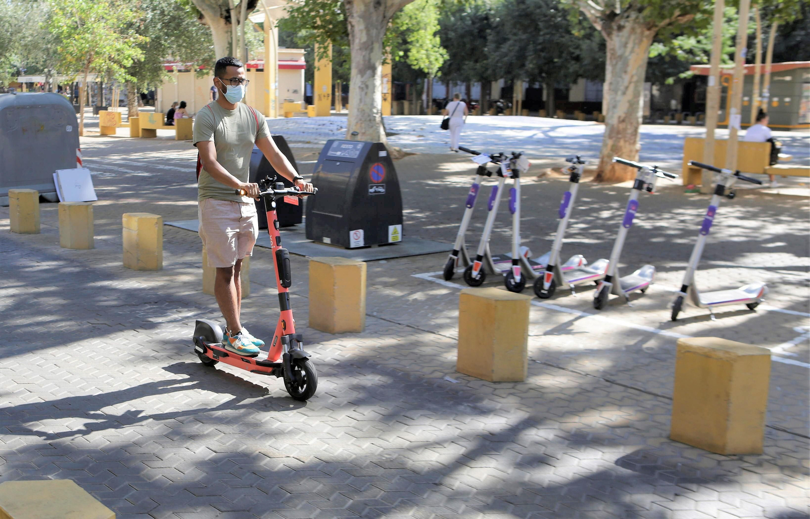 Un usuario circula en uno de los patinetes de alquiler que han empezado a operar en Sevilla.