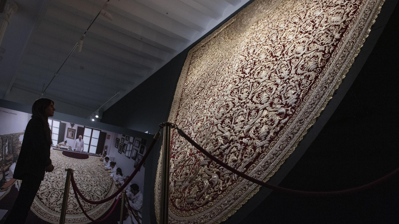 Así ha quedado expuesto el manto restaurado de la Virgen del Socorro en la Fundación Cajasol.