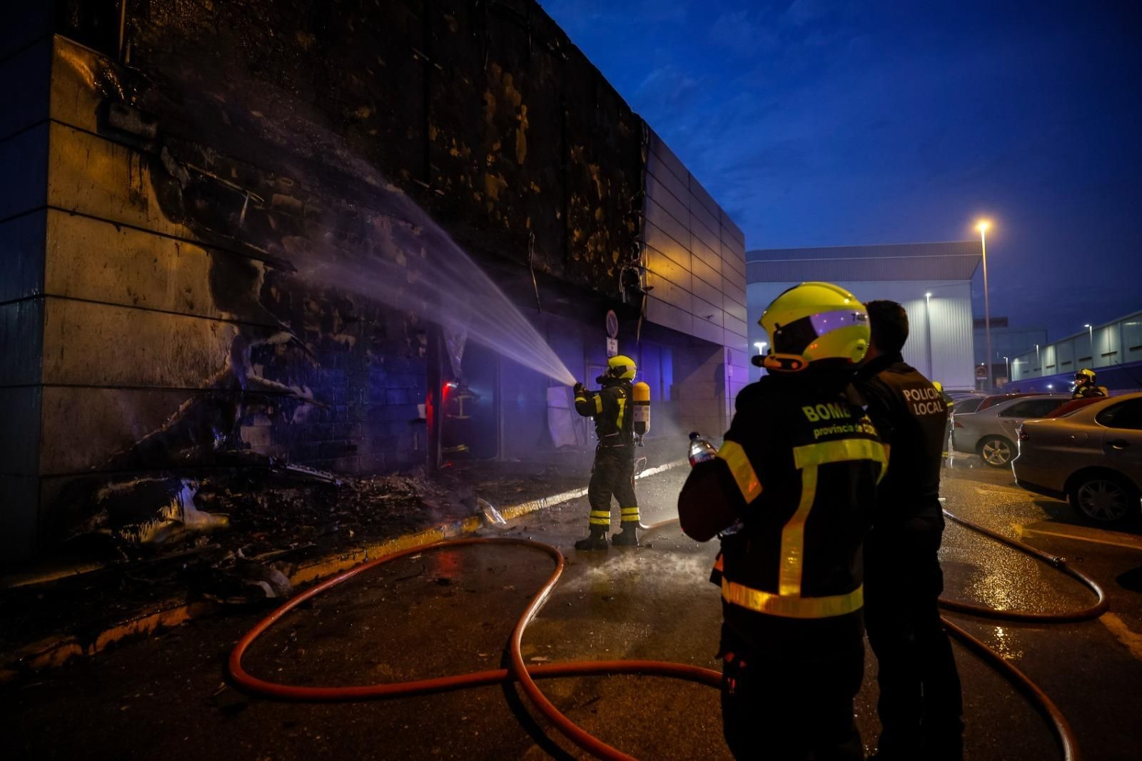Así ha quedado la trasera del Chikipark tras el incendio