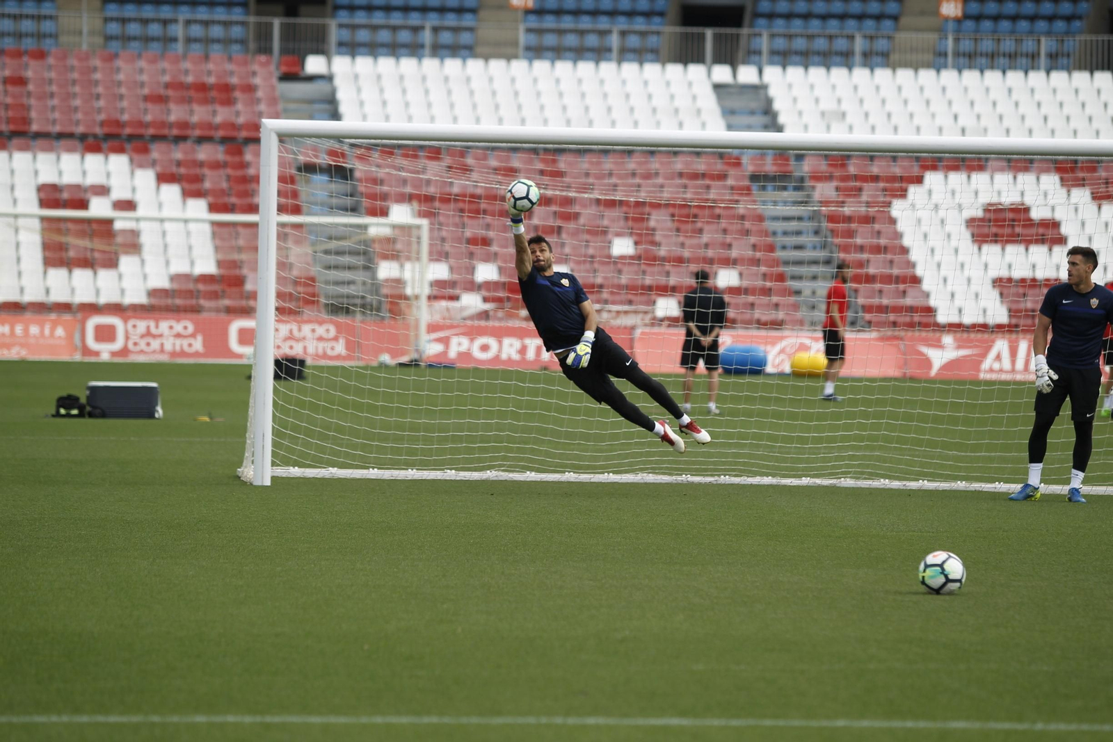 Paradas como ésta de René harán falta esta tarde para derrotar al Alcorcón.