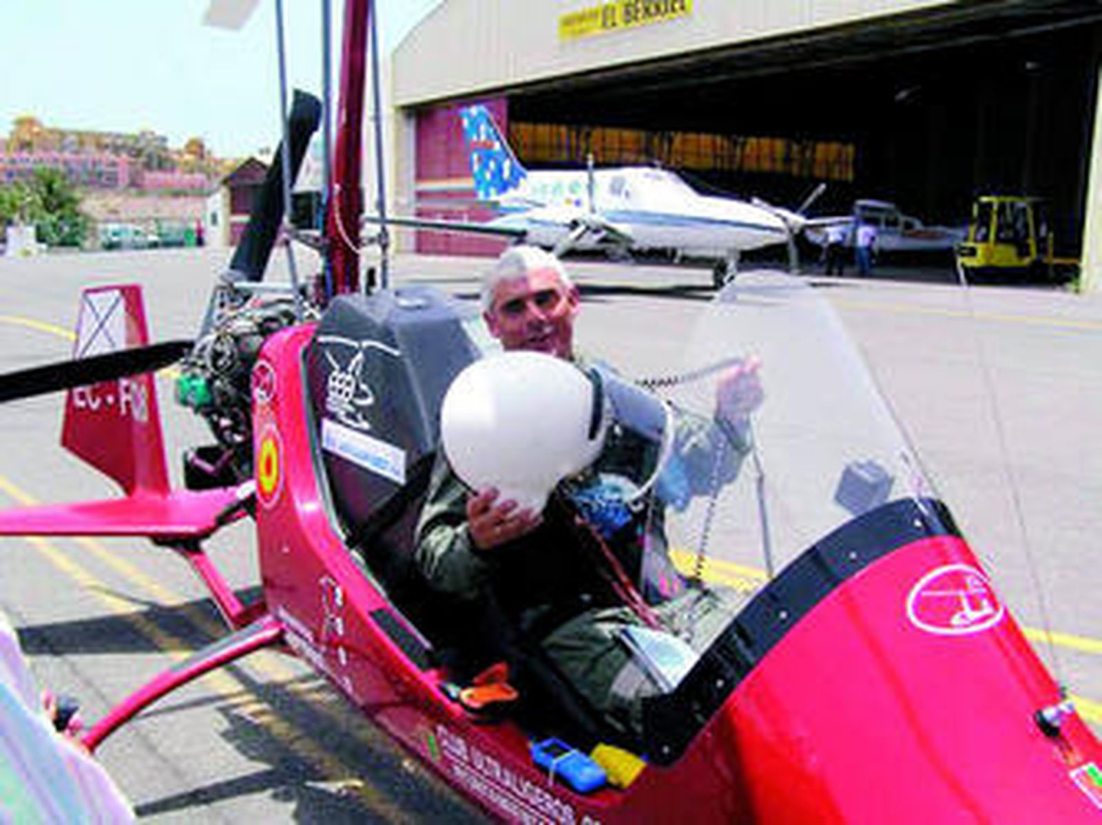 El teniente coronel Fernando Roselló, en su autogiro.