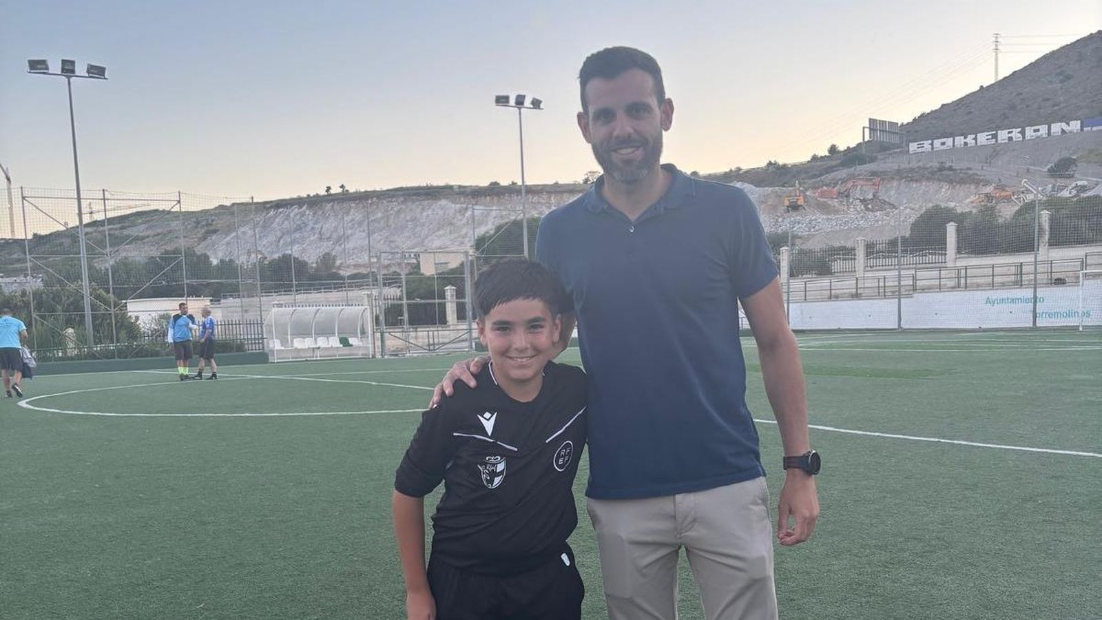 Luca con el arbitro malagueño Diego Barbero