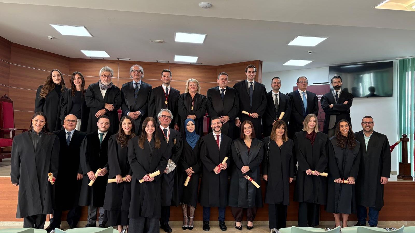 Los nuevos colegiados con la junta de gobierno del Colegio.