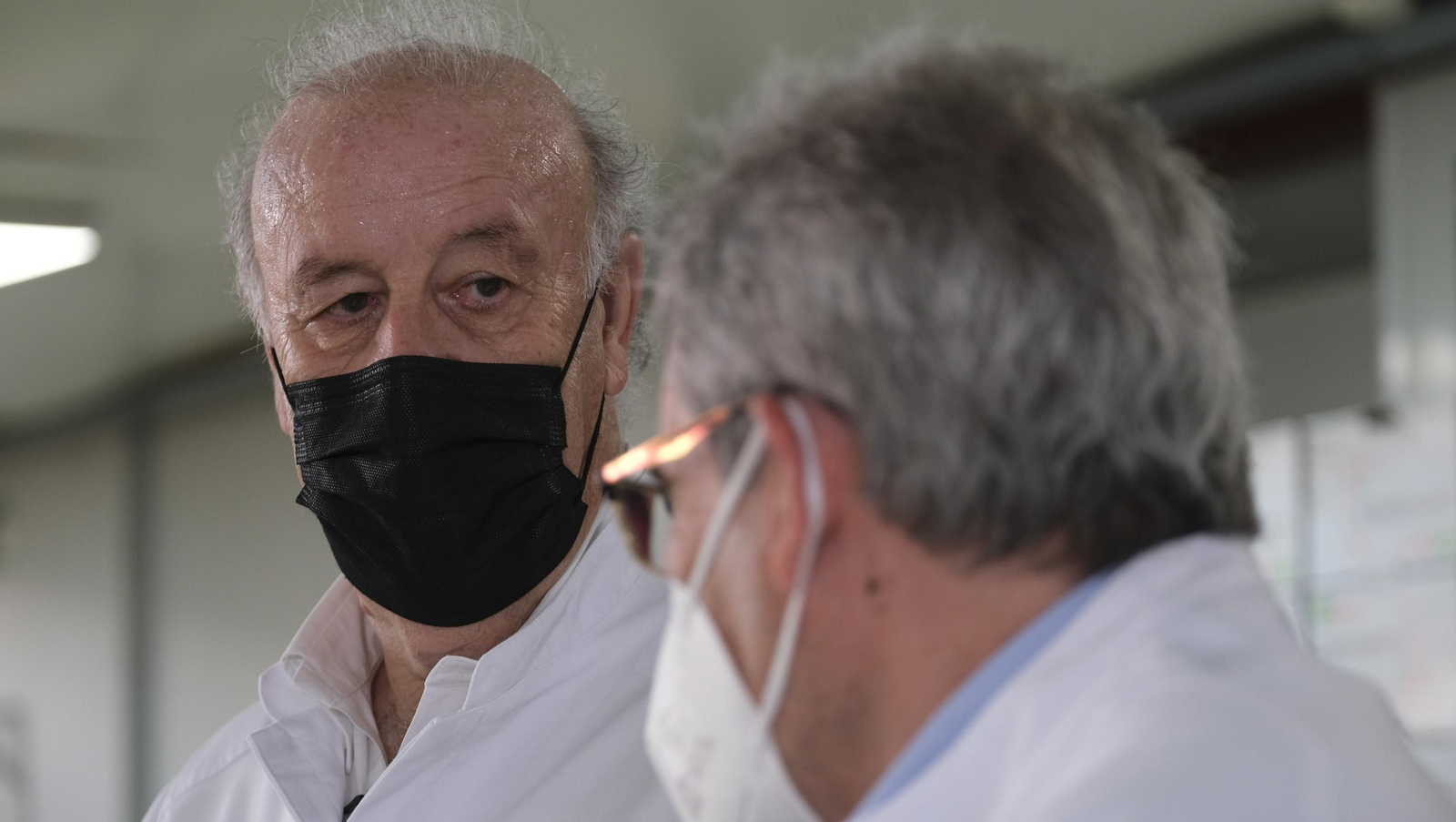 Fotogalería de la visita de Vicente del Bosque a Grupo Caparrós.