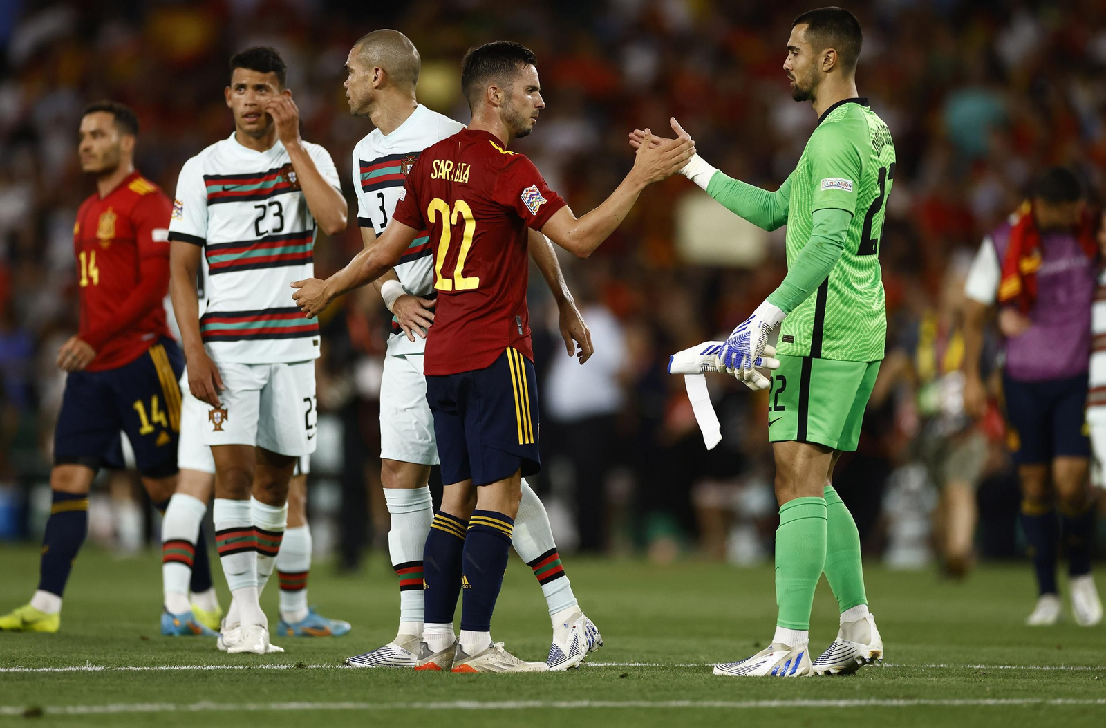 Sarabia saluda al meta Diogo Costa al final del España-Portugal jugado en Sevilla.