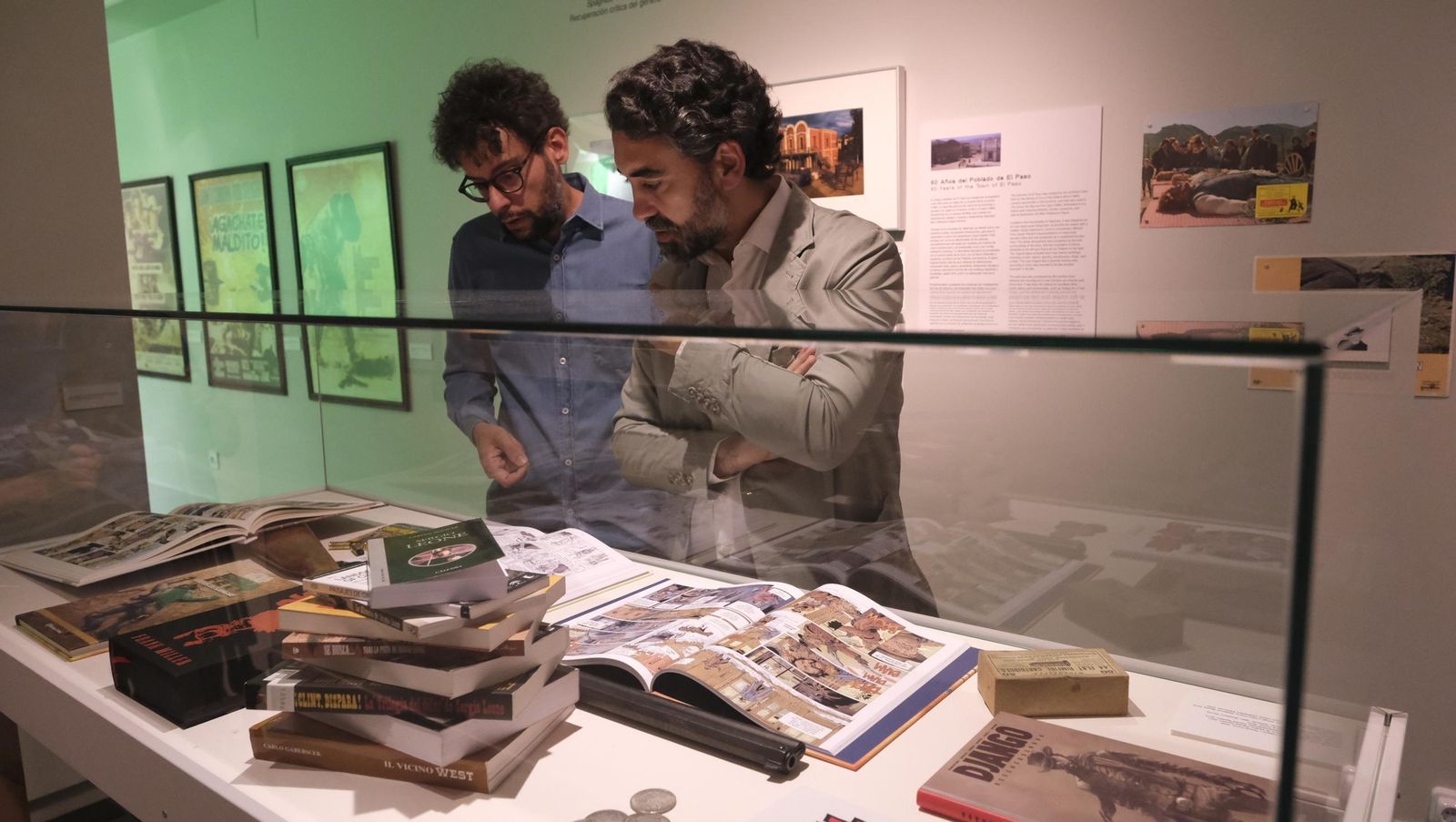 Inauguración de la exposición 'Revolución Leone' en la Casa del Cine de Almería, en imágenes