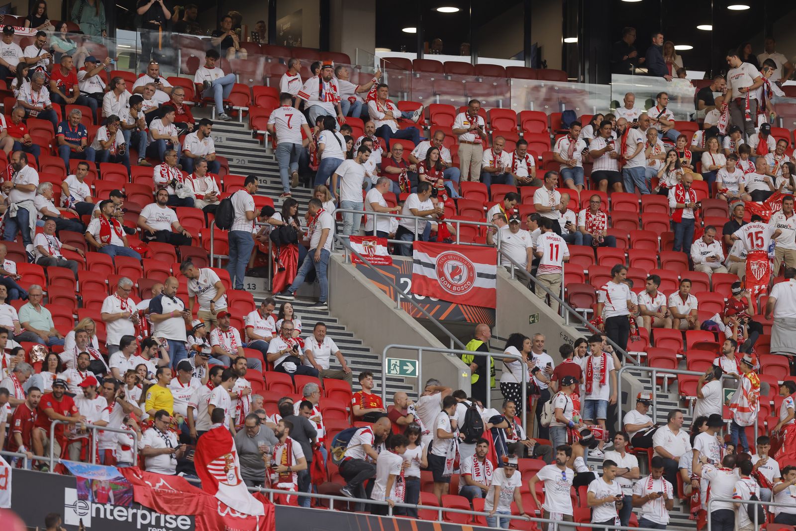 Búscate en las fotos del Sevilla-Roma