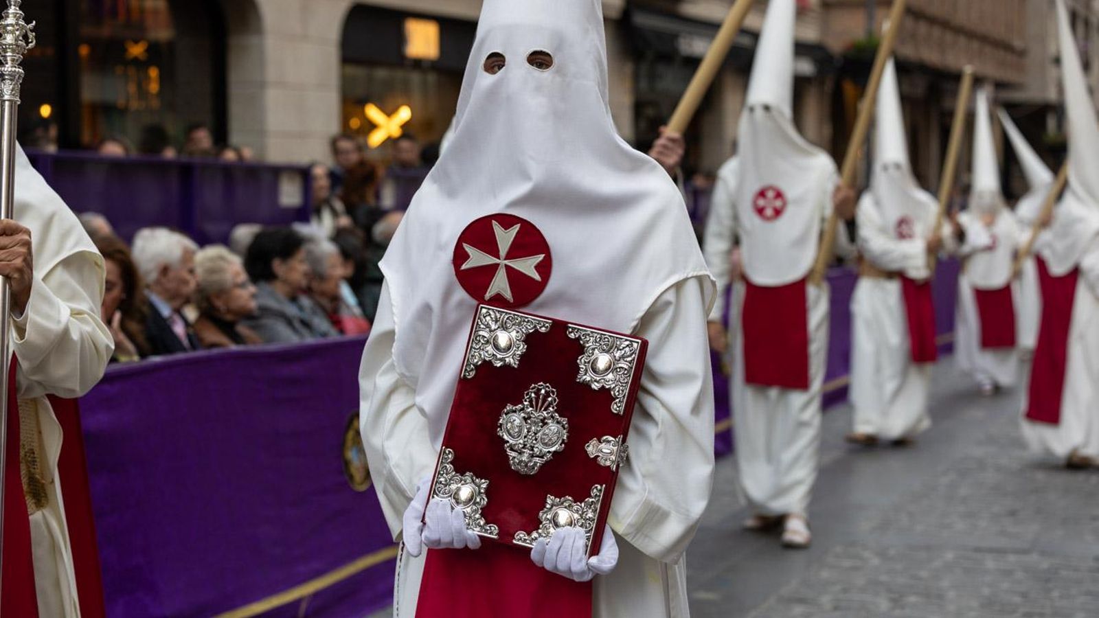 Los cofrades se rinden ante los grandes pasos de misterio del Lunes Santo