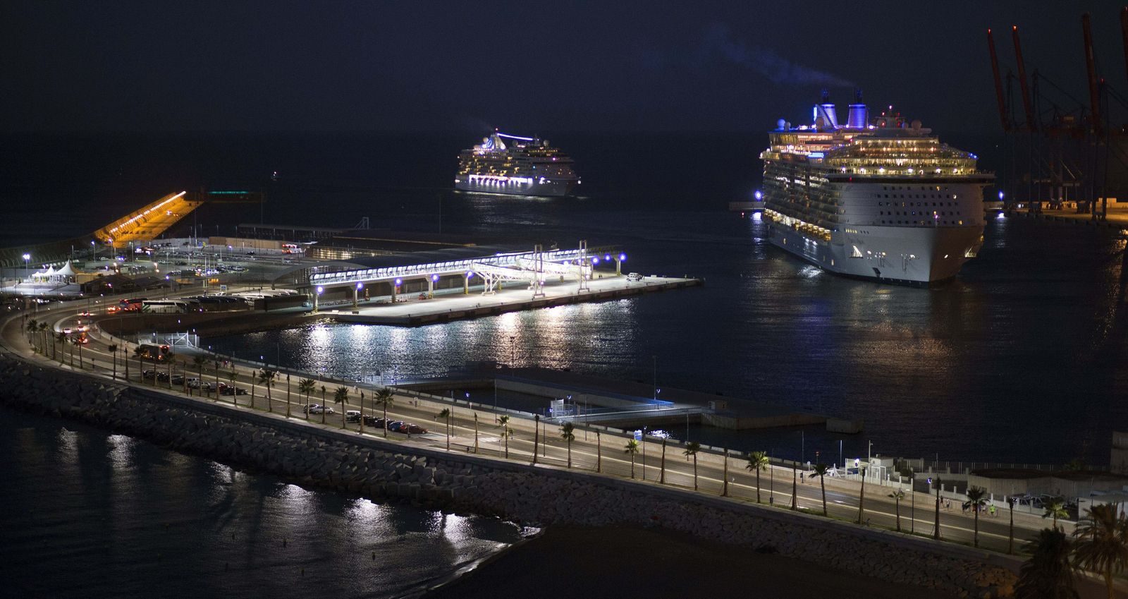 Las imágenes de la llegada del 'Oasis of the Seas' a Málaga