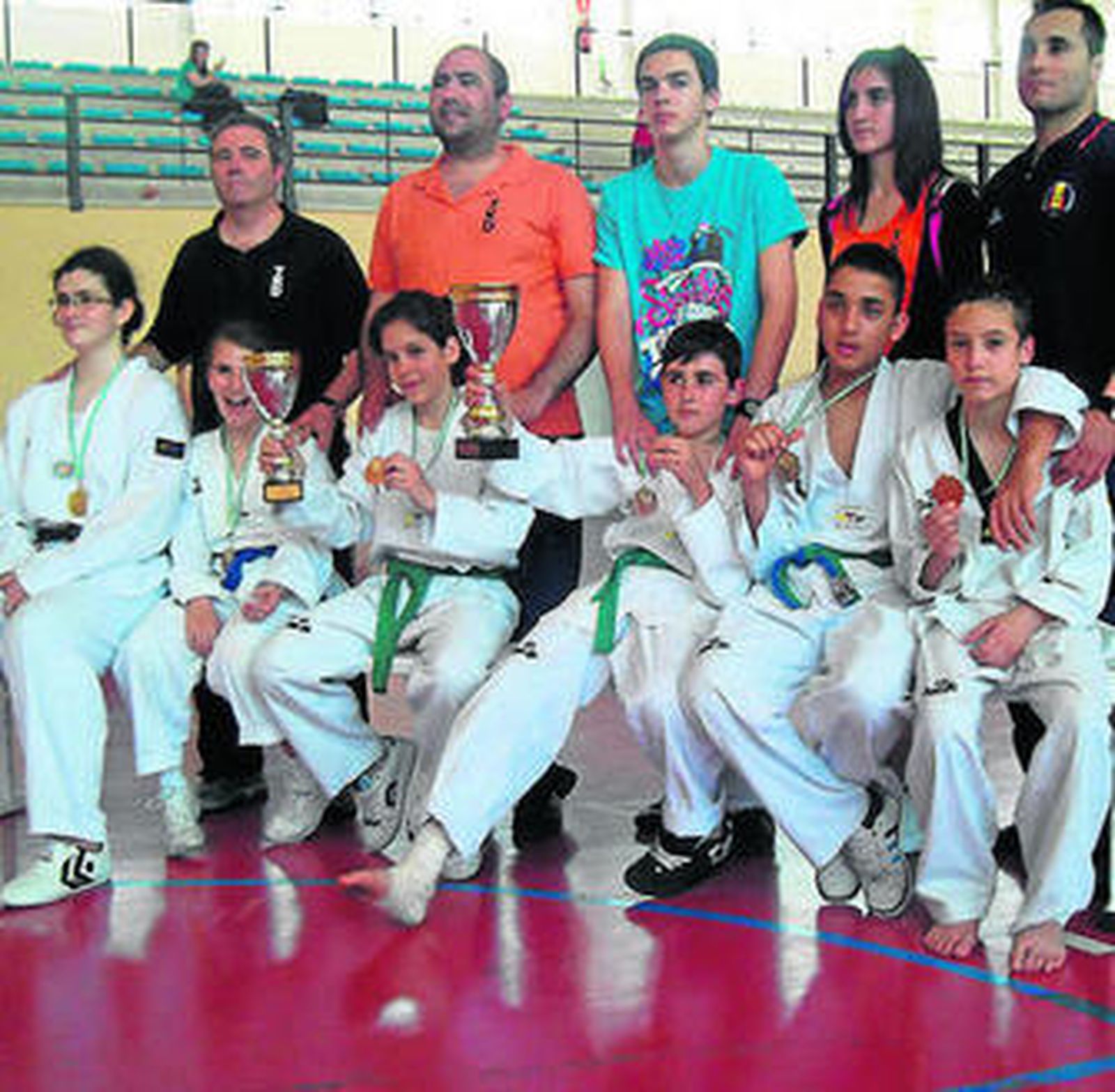 Los equipos del Lemus Han (i) y el Seúl Gym, ayer en Alcalá del Río.