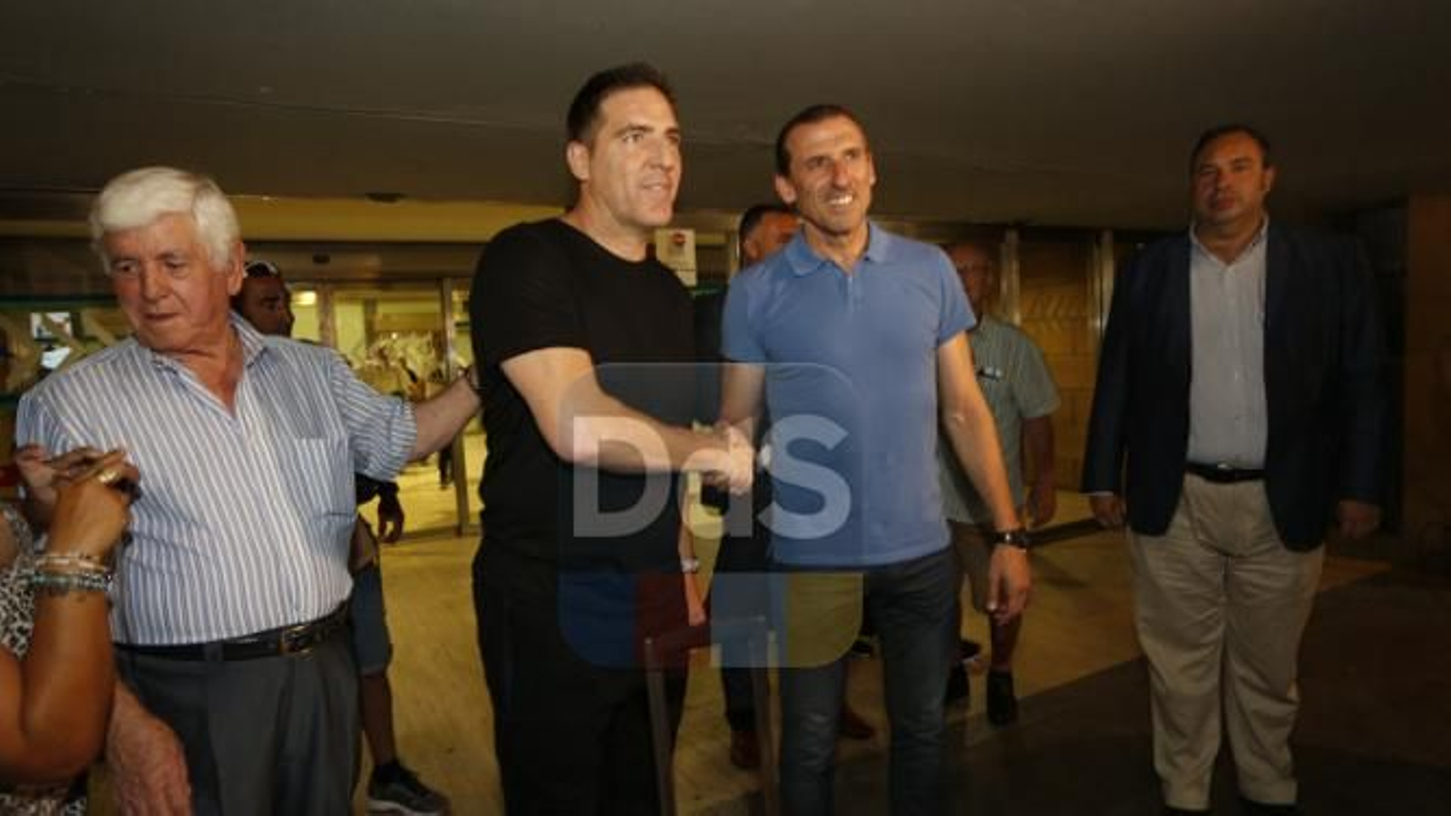 Óscar Arias recibe a Berizzo en el aeropuerto de San Pablo.