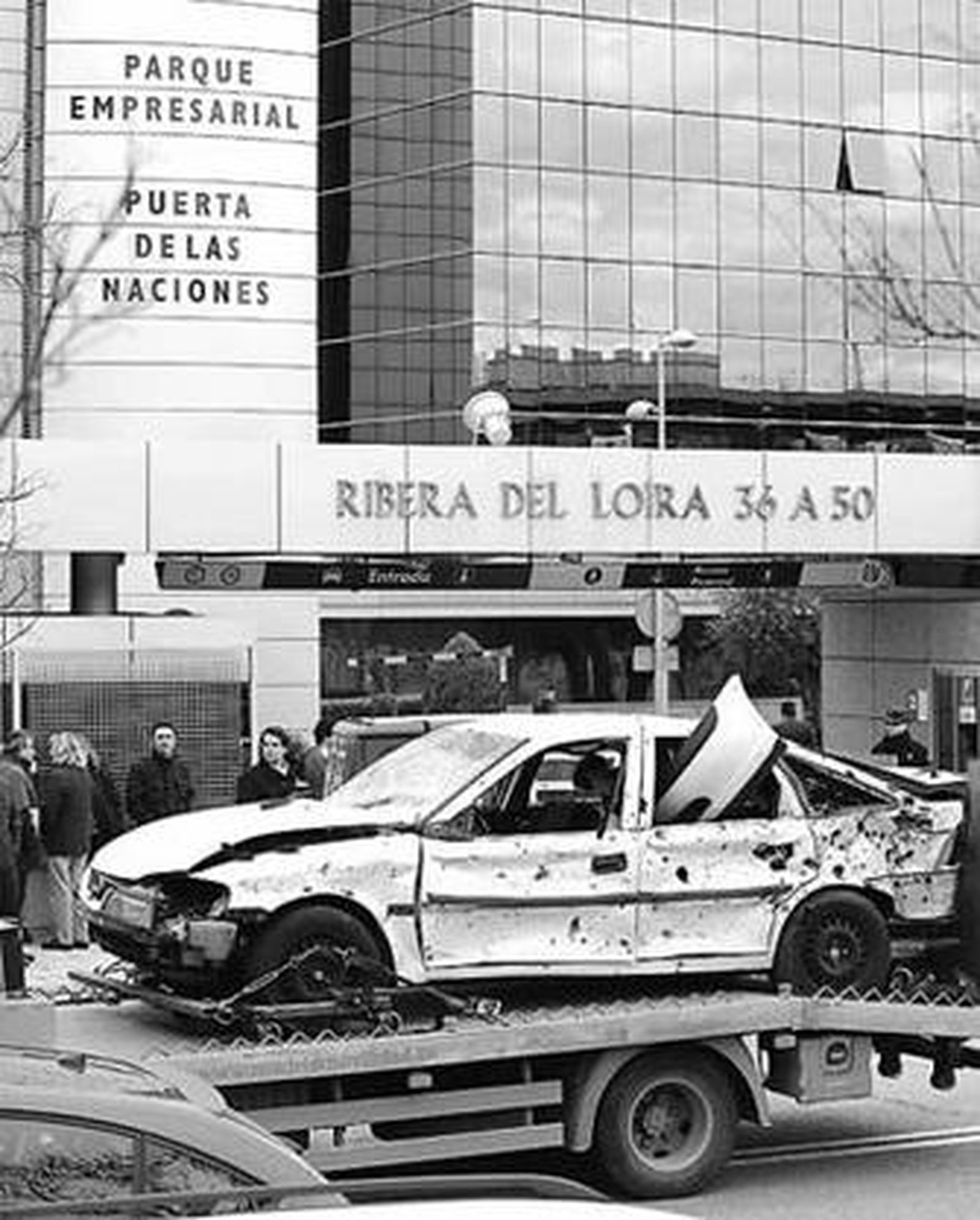 Una grúa retira uno de los vehículos afectados.